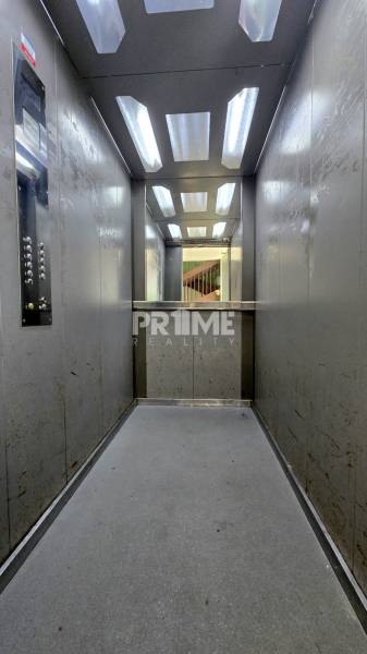 Zariadený 2i byt, Stavbárska ul., bytový dom Pentagon, Vrakuňa - Výťah s osvetlením vnútri dvojgarsónky.
