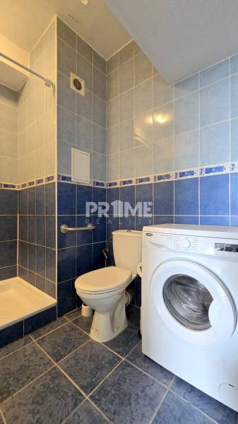 Zariadený 2i byt, Stavbárska ul., bytový dom Pentagon, Vrakuňa - Kúpeľňa s toaletou, sprchou a práčkou v dvojgarsónke s modrými obkladačkami.