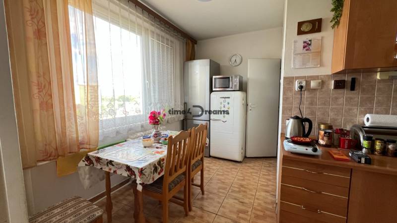 Na predaj: 4 izbový byt v širšom centre Piešťan - Kuchyňa v 4-izbovom byte s jedálenským stolom, spotrebičmi a oknom.