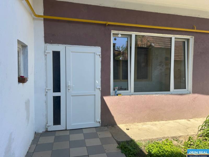 PREDAJ DOMU V ŠTEFANOVEJ S VEĽKÝM POZEMKOM - 2 399 m2 - Vstupné plastové dvere a okno rodinného domu na Hlavnej ulici v Štefanovej.