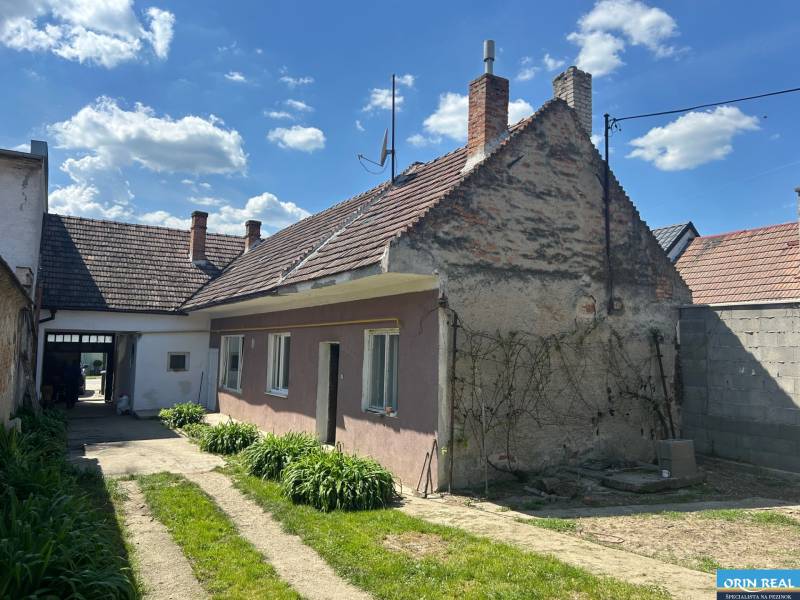 PREDAJ DOMU V ŠTEFANOVEJ S VEĽKÝM POZEMKOM - 2 399 m2 - Rodinný dom na Hlavnej ulici v Štefanovej so starším vidieckym dizajnom a úzkym dvorom.