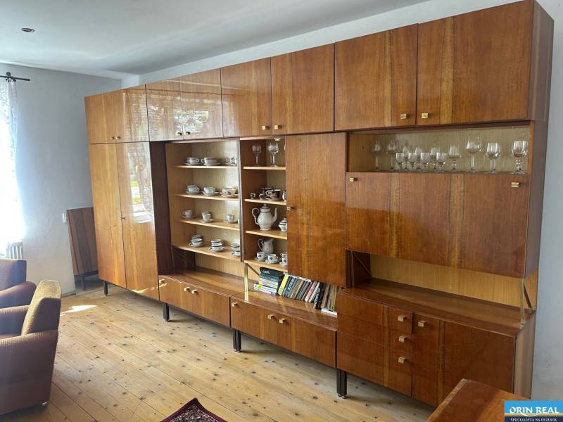 PREDAJ DOMU V ŠTEFANOVEJ S VEĽKÝM POZEMKOM - 2 399 m2 - Retro obývacia stena s doplnkami a riadmi, drevená podlaha, Rodinný dom.