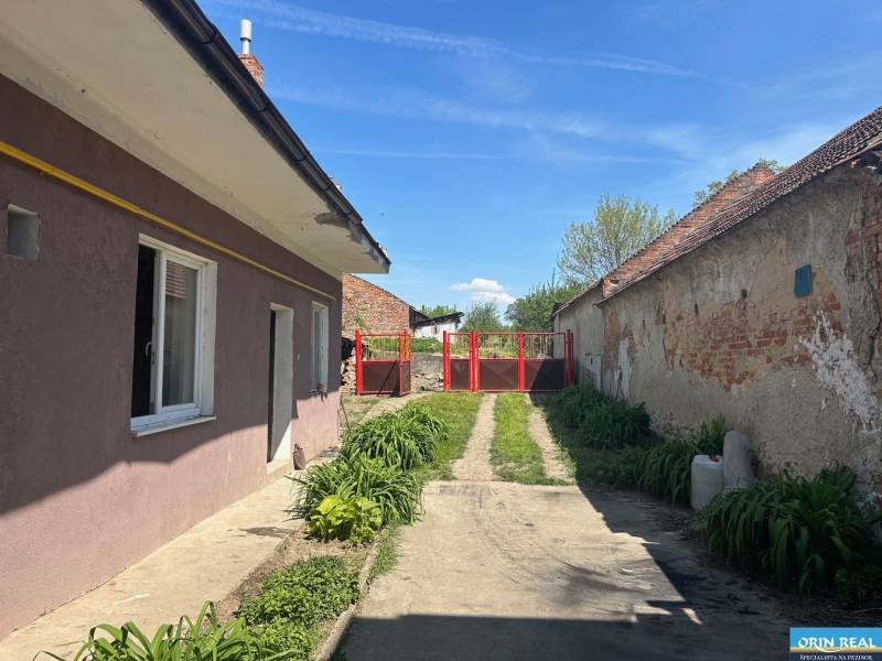 PREDAJ DOMU V ŠTEFANOVEJ S VEĽKÝM POZEMKOM - 2 399 m2 - Rodinný dom na Hlavnej ulici v Štefanovej s prístupovou cestou a zelenou bránou.