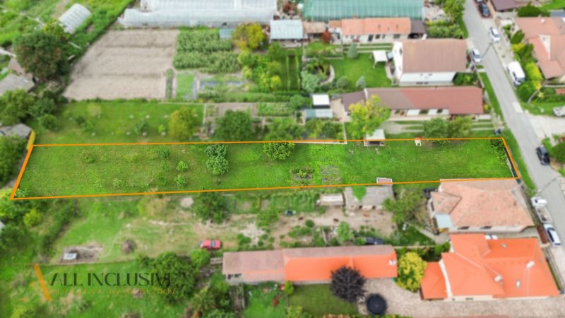 NA PREDAJ STAVEBNÝ POZEMOK - 1266 m², ROHOVCE - Pozemky - bývanie v Rohovciach, ohraničené zeleným trávnikom a okolím ľudských obydlí.