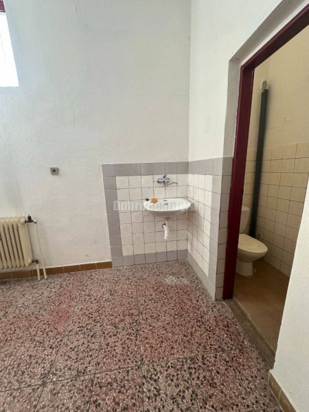 Dobré reality - Polyfunkčný objekt na predaj - Interiér budovy s umývadlom, toaletou a terazzo podlahou.