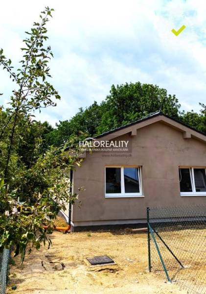 Predaj, rodinný dom Horné Dubové - NOVOSTAVBA - ZNÍŽ... - Rodinný dom v Hornom Dubovom s unimax exteriérom, oplotením a zeleňou v pozadí.
