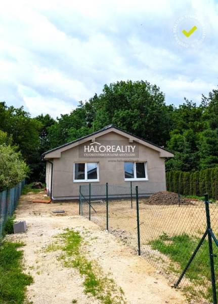 Predaj, rodinný dom Horné Dubové - NOVOSTAVBA - ZNÍŽ... - Rodinný dom v Hornom Dubovom obklopený zeleňou, s prístupovou cestou a oplotením.