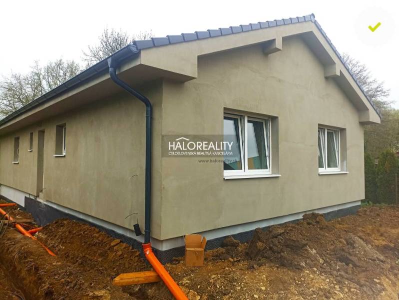 Predaj, rodinný dom Horné Dubové - NOVOSTAVBA - ZNÍŽ... - Rodinný dom s novou omietkou, plastovými oknami a inštalovanými dažďovými zvodmi.