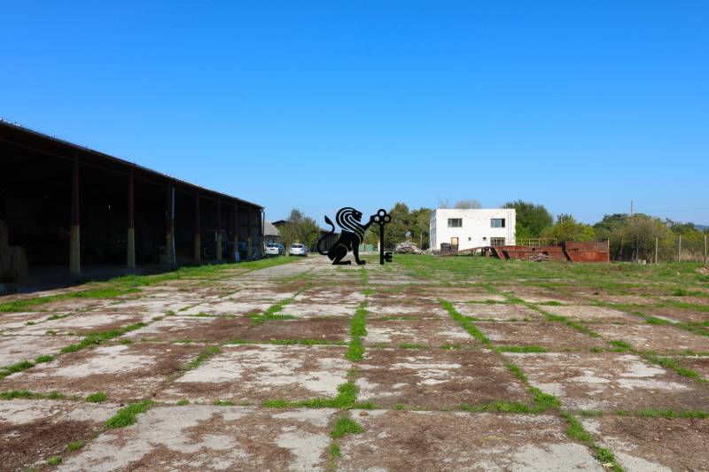 Na predaj sklady v obci Chrastince, Veľký Krtíš - Rozľahlá cesta a haly na ulici Chrastince, skladacie priestory obklopené prírodou.