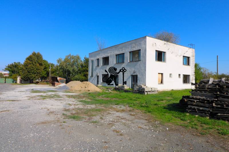 Na predaj sklady v obci Chrastince, Veľký Krtíš - Budova na ulici Chrastince vhodná pre sklady a haly, s vonkajším priestorom.