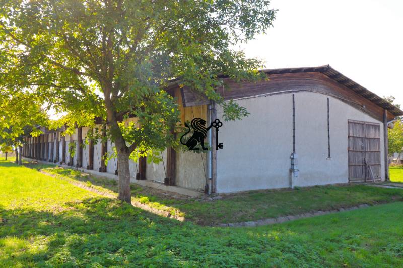 Na predaj sklady v obci Chrastince, Veľký Krtíš - Budova s dreveným obkladom na ulici Chrastince, súčasť skladov a hál.