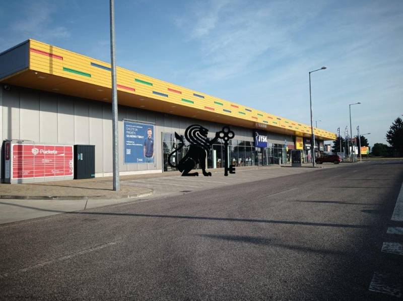 Obchodné priestory na prenájom v nákupnom centre RGB Javorina - Obchodné priestory na ulici Trenčianska, zobrazené je parkovisko a okolie.