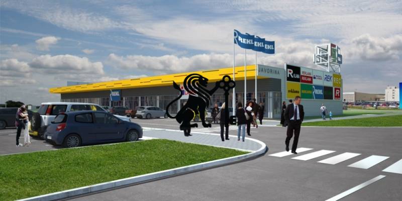 Obchodné priestory na prenájom v nákupnom centre RGB Javorina - Ľudia a autá pred obchodnými priestormi na ulici Trenčianska, nákupné centrum v pozadí.