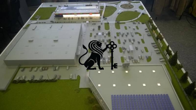 Obchodné priestory na prenájom v nákupnom centre RGB Javorina - Model komplexu na ulici Trenčianska s obchodnými priestormi a parkovaním.