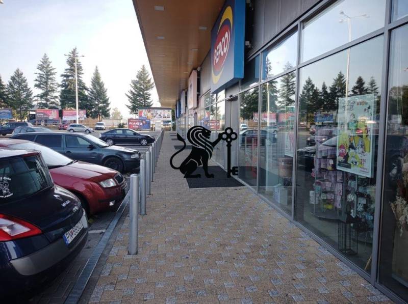 Obchodné priestory na prenájom v nákupnom centre RGB Javorina - Parkovisko s autami, obchodné priestory so sklom, na ulici Trenčianska, nadpis PEPCO.