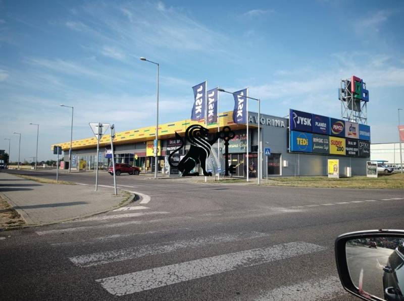 Obchodné priestory na prenájom v nákupnom centre RGB Javorina - Budova s obchodnými priestormi na ulici Trenčianska, obsahujúca logá obchodov.