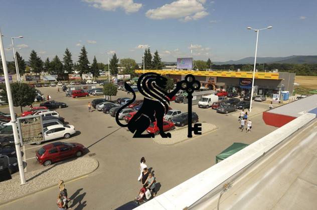 Obchodné priestory na prenájom v nákupnom centre RGB Javorina - Na ulici Trenčianska sú obchodné priestory, automobily parkujú pred budovou.