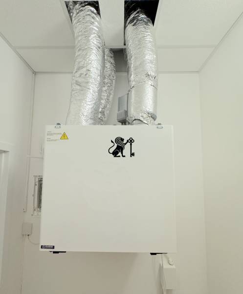 Postúpenie zabehnutej zdravotníckej prevádzky - Tomašíkova ul., BA II - Vzduchotechnická jednotka s ventilačnými potrubiami v miestnosti pre obchodné priestory.