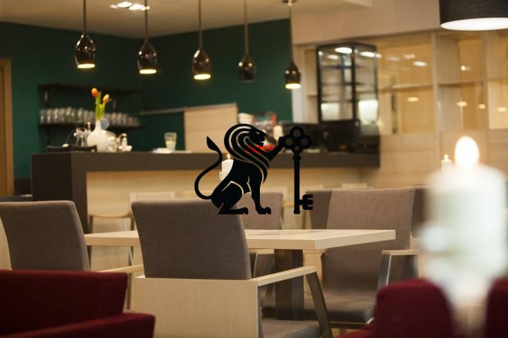 Prenájom kancelárskeho priestoru v komplexe AB Hliny - Obrázok zobrazuje interiér s moderným nábytkom na ulici Hliny, certifikovaná kancelária.
