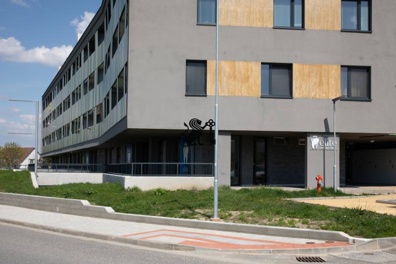 Kompletne zariadená ambulancia, Záhorská Bystrica - Budova s obchodnými priestormi na ulici Kunovská, moderná architektúra a prechádzka.