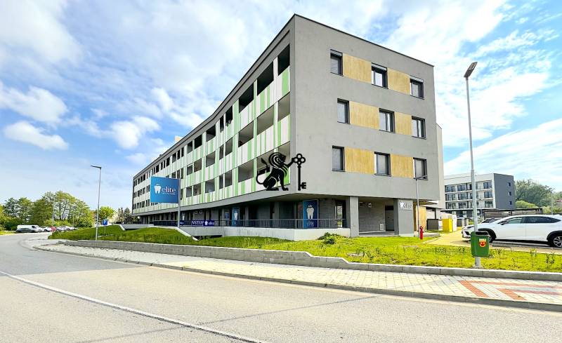 Kompletne zariadená ambulancia, Záhorská Bystrica - Budova na ulici Kunovská s obchodnými priestormi a parkoviskom na prednej strane.