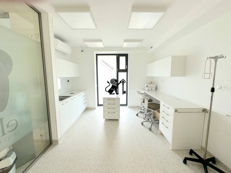 Kompletne zariadená ambulancia, Záhorská Bystrica - Moderná miestnosť v obchodných priestoroch na ulici Kunovská, s nábytkom a osvetlením.