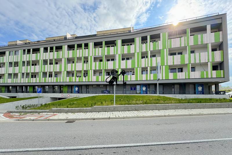 Kompletne zariadená ambulancia, Záhorská Bystrica - Budova na ulici Kunovská, kde sú obchodné priestory, farebné panelové fasády.