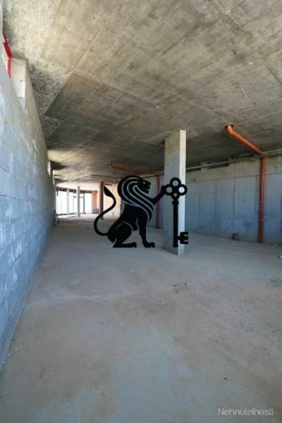Predaj OP o výmere 86,62 m2 na predaj, Senec - Stavebný priestor na ulici Vtáčia vhodný pre obchodné priestory, pohľad na betónový interiér.