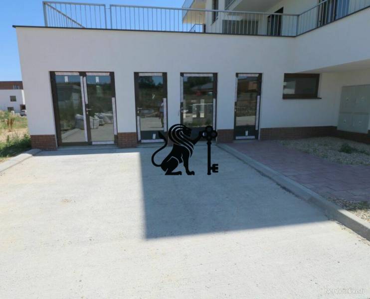 Predaj OP o výmere 86,62 m2 na predaj, Senec - Budova na ulici Vtáčia s obchodnými priestormi a parkovacou plochou pred vchodom.