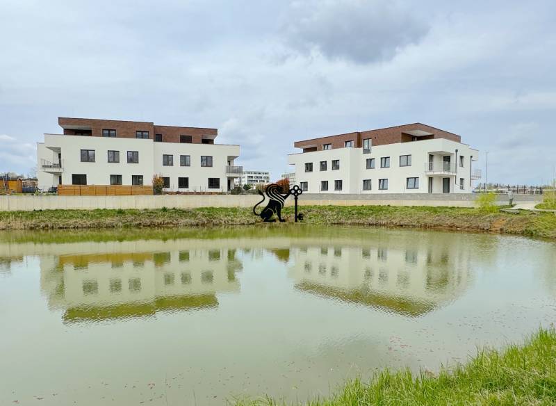 Predaj OP o výmere 86,62 m2 na predaj, Senec - Budovy pri jazierku na ulici Vtáčia, vhodné pre obchodné priestory a bývanie.