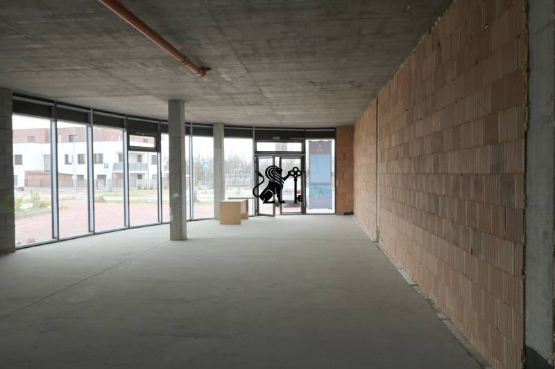 Predaj OP o výmere 86,62 m2 na predaj, Senec - Interiér na Vtáčia s nezariadenými obchodnými priestormi, pripravený na prispôsobenie podľa potrieb.