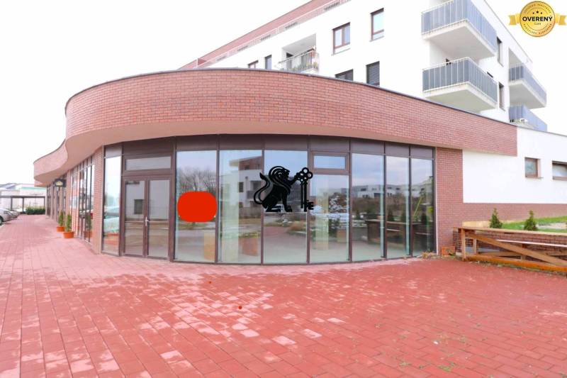 Predaj OP o výmere 86,62 m2 na predaj, Senec - Tehlová budova s obchodnými priestormi a veľkými oknami na ulici Vtáčia.