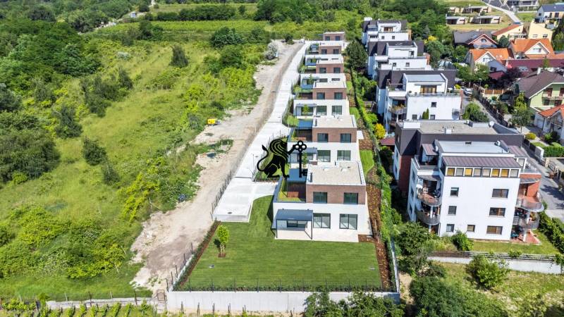 SKOLAUDOVANÉ! Predaj vily v projekte 