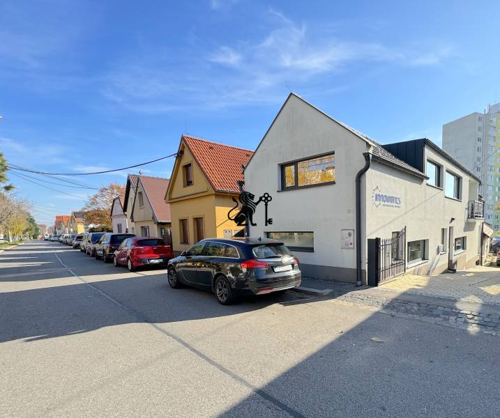 Dva domy A1 a A2 v Rači na ulici Pri vinodradoch - Na ulici Pri vinohradoch, domy s kanceláriami, autá parkujú vedľa cesty.