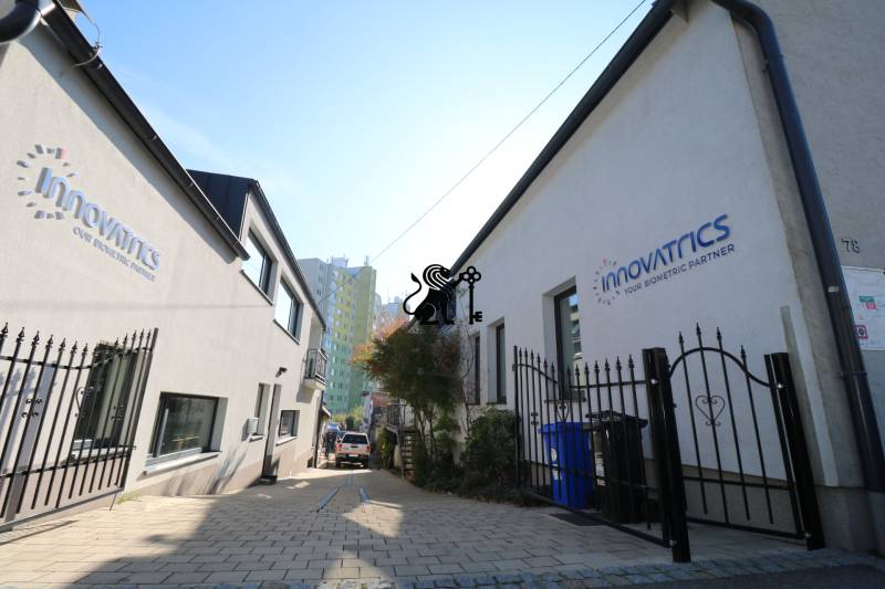 Dva domy A1 a A2 v Rači na ulici Pri vinodradoch - Budovy na ulici s nápisom Inovatrics, Pri vinohradoch, blízko kancelárií.