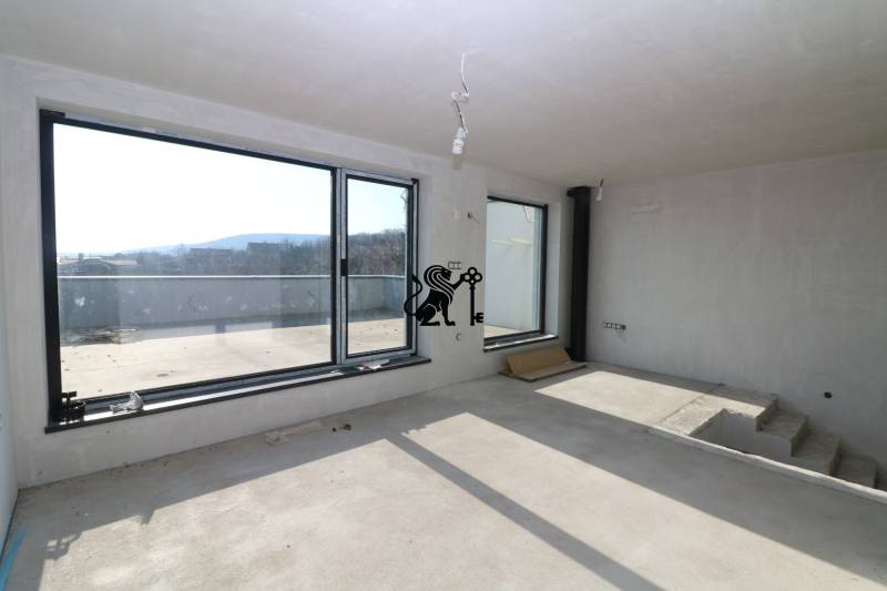 Mezonetový 5-izbový byt s terasou - Interiér rodinného domu s veľkými oknami ponúka panoramatický výhľad.