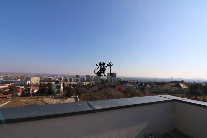 Na predaj slnečný rodinný dom v Rači - Panoráma mesta, výhľad z rodinného domu, vidieť strechy, domy, bytovky a neba.