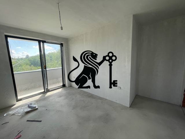 Na predaj slnečný rodinný dom v Rači - Interiér rodinného domu s veľkým balkónovým oknom a výhľadom na prírodu.