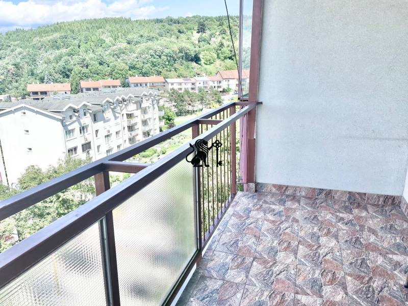 Na prenájom 3-izbový byt s lodžiou v Lamači - Balkón s výhľadom na zeleň pri 3-izbovom byte, Studenohorská 31, Bratislava - Lamač.