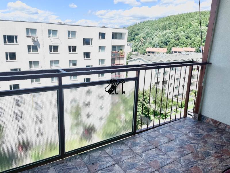 Na prenájom 3-izbový byt s lodžiou v Lamači - Balkón s výhľadom na bytové domy a krajinu v Bratislave - Lamači na Studenohorskej ulici.