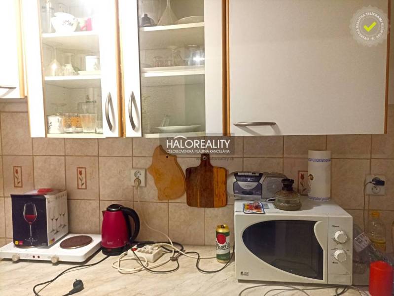 Predaj, chalupa Budmerice, PRIEHRADA - ZNÍŽENÁ CENA ... - Kuchyňa v chate s mikrovlnkou, rýchlovarnou kanvicou a nástennými skrinkami.