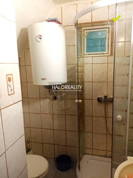 Predaj, chalupa Budmerice, PRIEHRADA - ZNÍŽENÁ CENA ... - Kúpeľňa v chate s kachličkami, sprchovým kútom a ohrievačom.