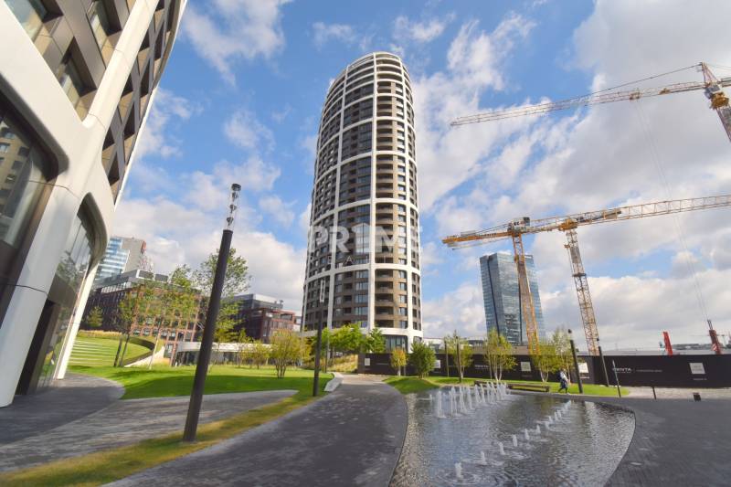 Garážové parkovacie miesto, SKY PARK, Veža II. Továrenská ulica - Vysoká budova na Továrenskej s fontánou, žeriavy a výstavba pri Garážach.