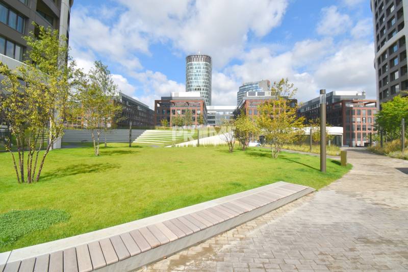 Garážové parkovacie miesto, SKY PARK, Veža II. Továrenská ulica - Budovy a zeleň na ulici Továrenská, priestor medzi budovami, lavičky, Garáže, trávnik.