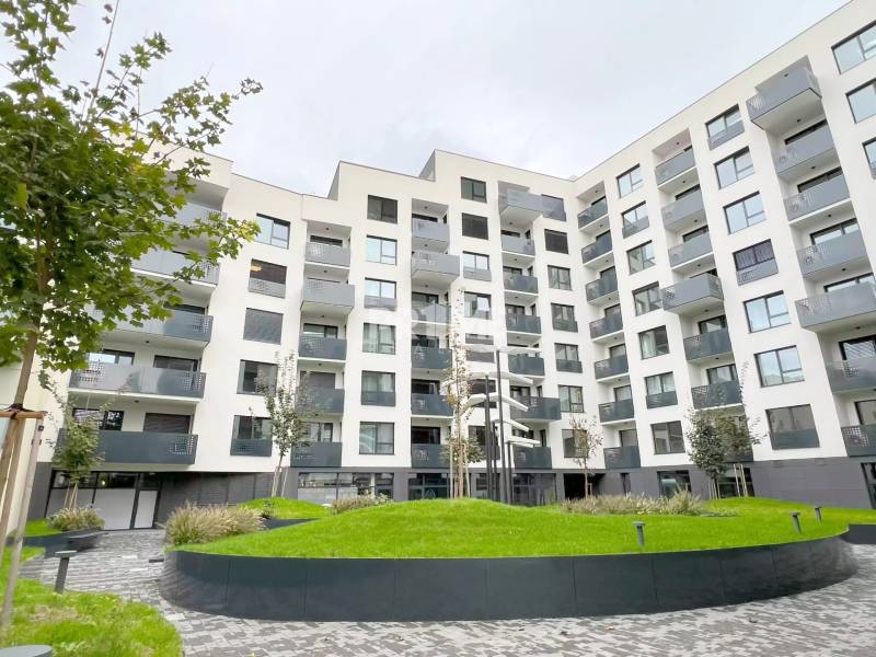 LUXUSNÝ 2i byt, KESSELBAUER, KLÍMA, LOGGIA, PARKING, Námestie 1.mája - Moderná bytová výstavba na Námestí 1. mája s elegantnými balkónmi a zelenými plochami.
