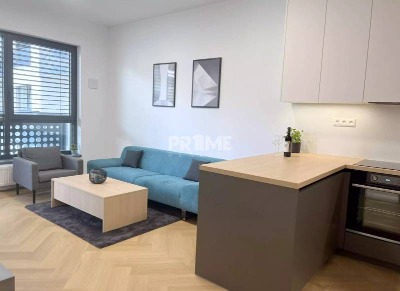 LUXUSNÝ 2i byt, KESSELBAUER, KLÍMA, LOGGIA, PARKING, Námestie 1.mája - Obývačka 2-izbového bytu na ulici Námestie 1.mája, s kuchyňou a pohodlným sedením.