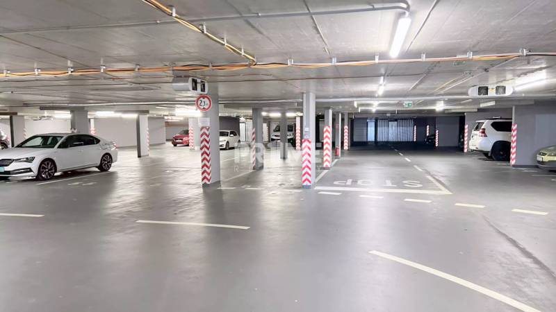 LUXUSNÝ 2i byt, KESSELBAUER, KLÍMA, LOGGIA, PARKING, Námestie 1.mája - Podzemné parkovisko, autá zaparkované na značených miestach s maximálnou výškou 2,1 metra.