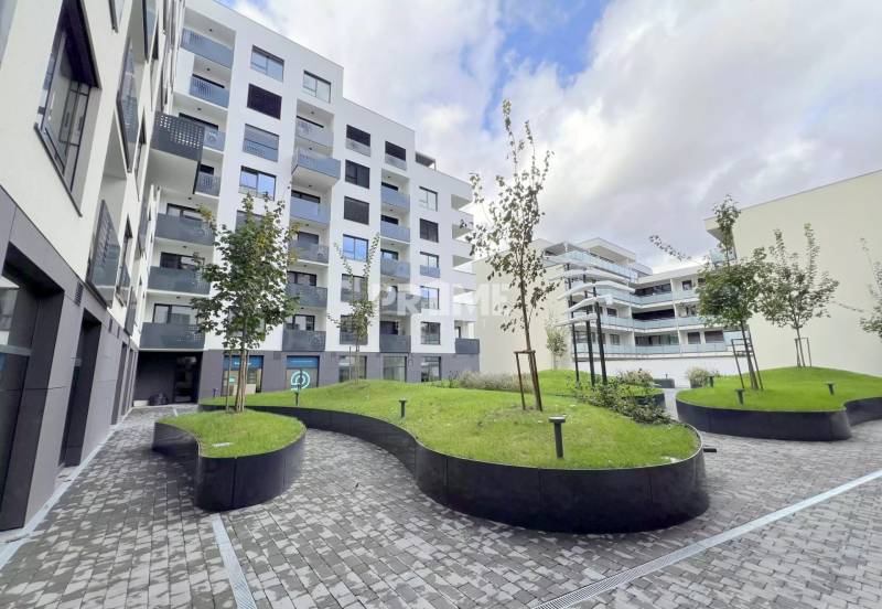 LUXUSNÝ 2i byt, KESSELBAUER, KLÍMA, LOGGIA, PARKING, Námestie 1.mája - Obytná zóna na ulici Námestie 1.mája, tráva a moderné balkóny viacpodlažných bytov.