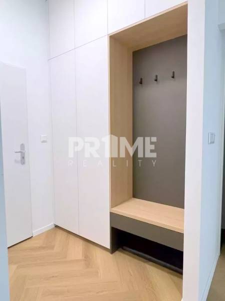 LUXUSNÝ 2i byt, KESSELBAUER, KLÍMA, LOGGIA, PARKING, Námestie 1.mája - Vstupná chodba v 2-izbovom byte na ulici Námestie 1.mája, vešiaky a úložný priestor.