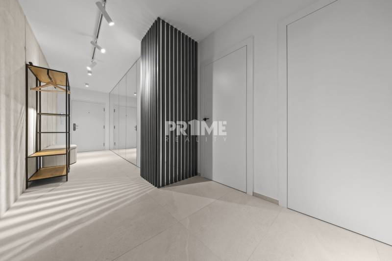 EXKLUZÍVNY MEZONETOVÝ 4i byt ( 103 m2 ), NADSTAVBA, KLÍMA, LOGGIA,NIVY - Štýlová predsieň v 4-izbovom byte na ulici Páričkova s policovým regálom.